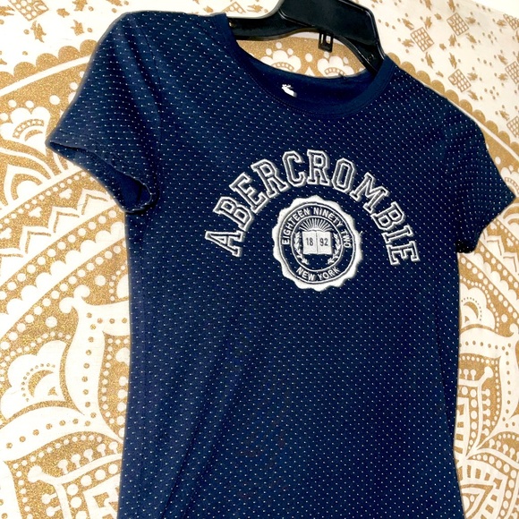 ✨3 FOR $18✨ MIX & MATCH…”Abercrombie” Girls blue/white polka dot top, size 11/12 - Picture 4 of 4